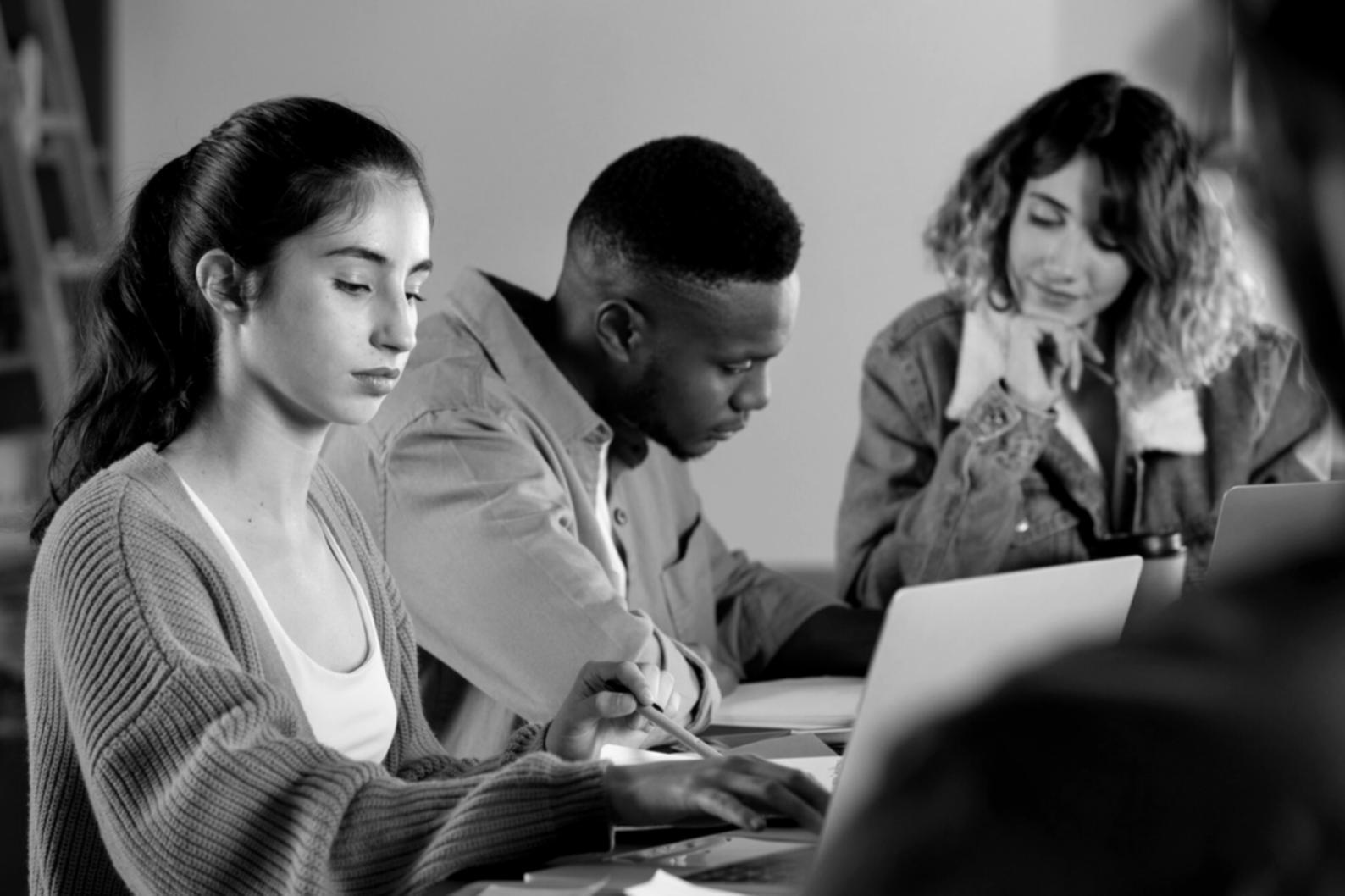 Momento intimo di una coppia di sposi durante la cerimonia