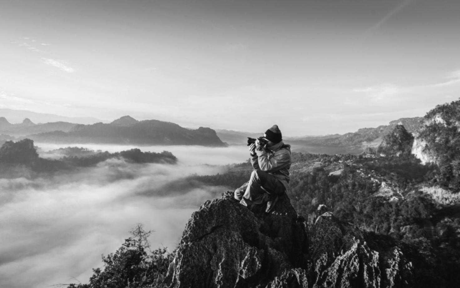 Coppia di sposi che si abbraccia durante una sessione fotografica matrimoniale artistica