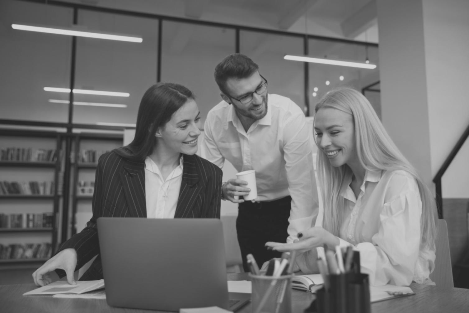 Dettaglio degli anelli nuziali su un mazzolino di fiori bianchi