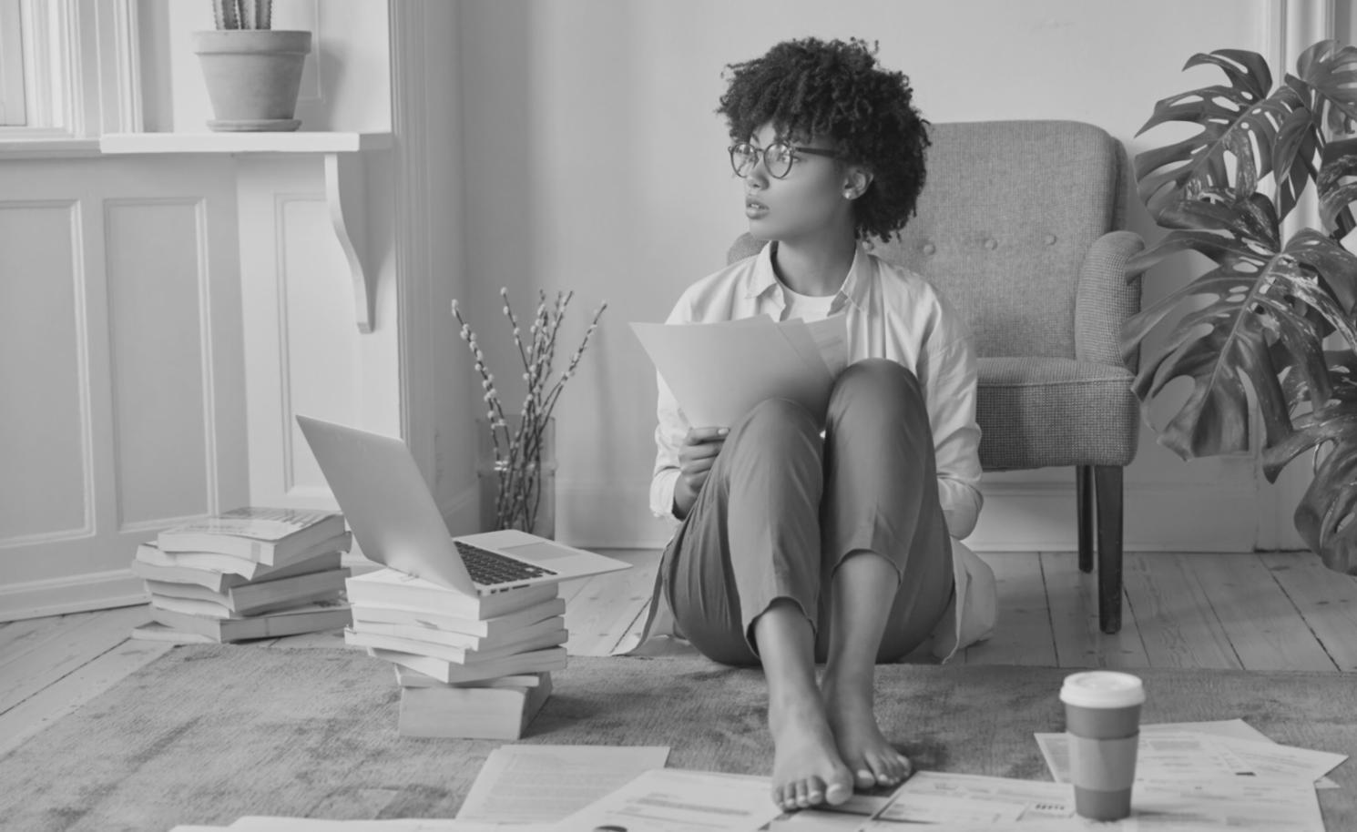 Cerimonia matrimoniale all'aperto con invitati che applaudono agli sposi