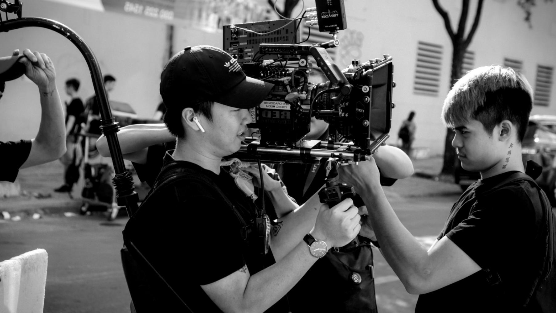 Dettaglio creativo degli anelli durante la cerimonia matrimoniale