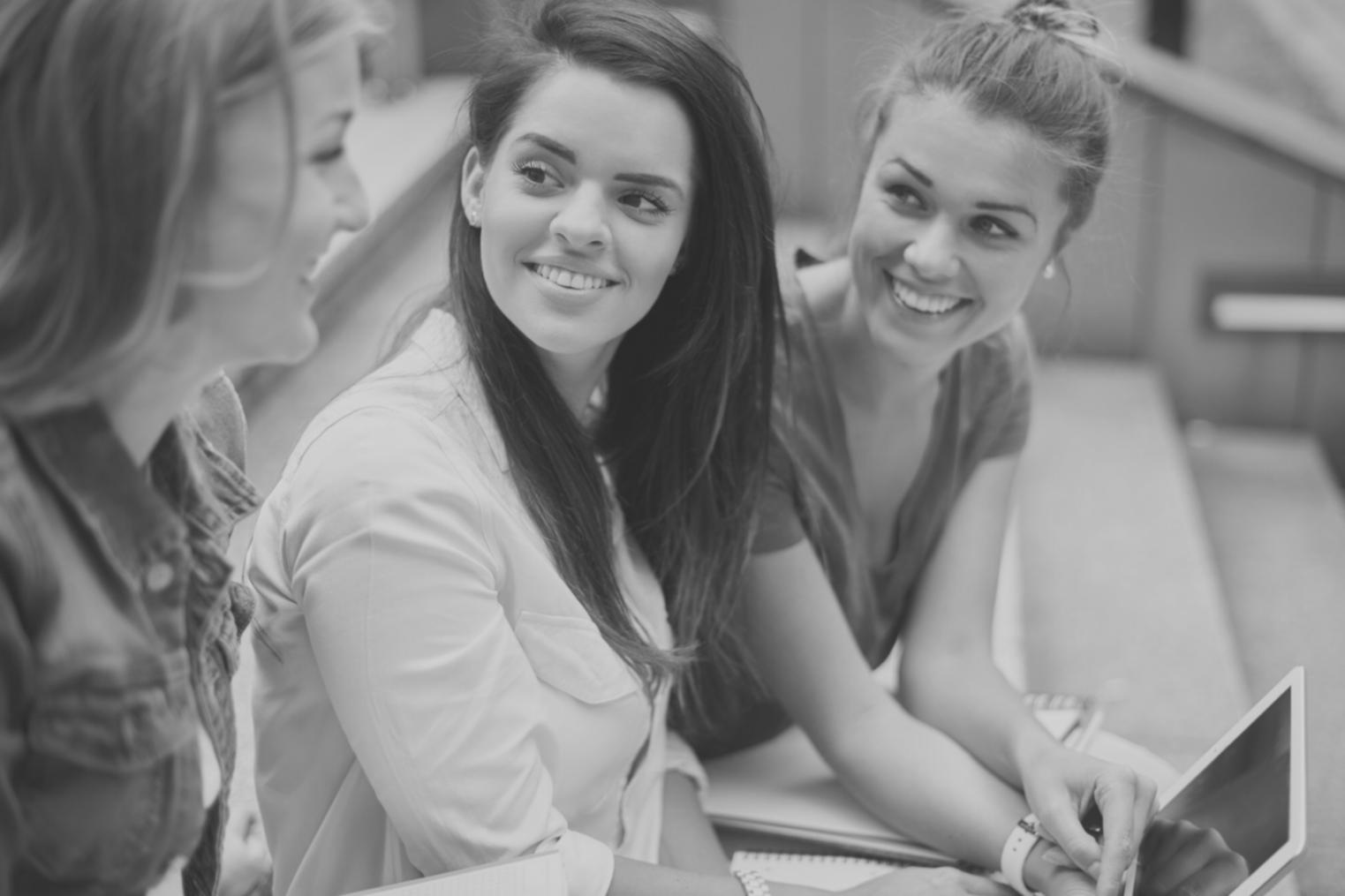 Fotografia matrimoniale in una chiesa storica di Bologna con luce naturale che illumina gli sposi