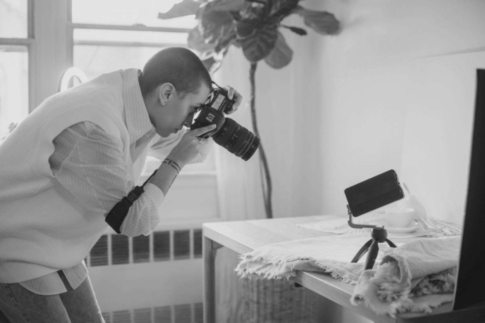 Sposi che camminano mano nella mano durante il tramonto nelle colline bolognesi